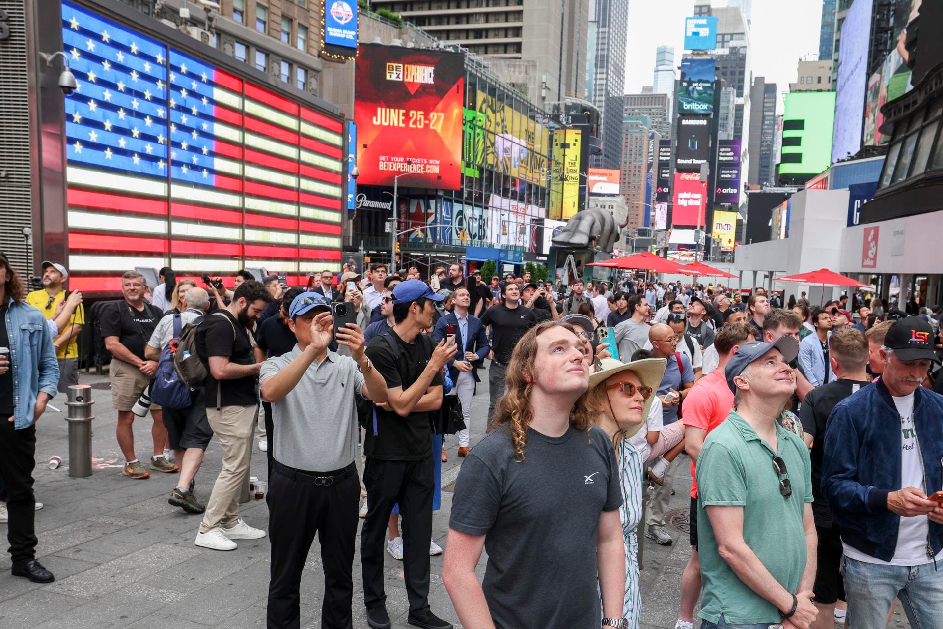Hundreds Flock to Nasdaq as SpaceX Makes Historic Stock Market Debut